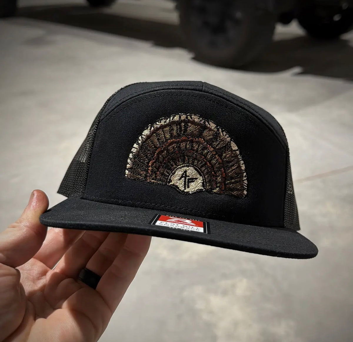 7-panel-all-black-18-feathers-american-fletcher-hat